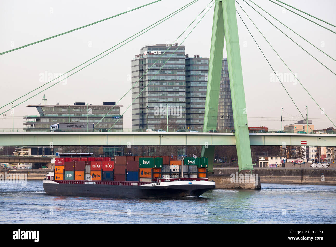 Deutschland, Köln, Container-Schiff vor der Severins-Brücke und Lanxess Tower. Stockfoto