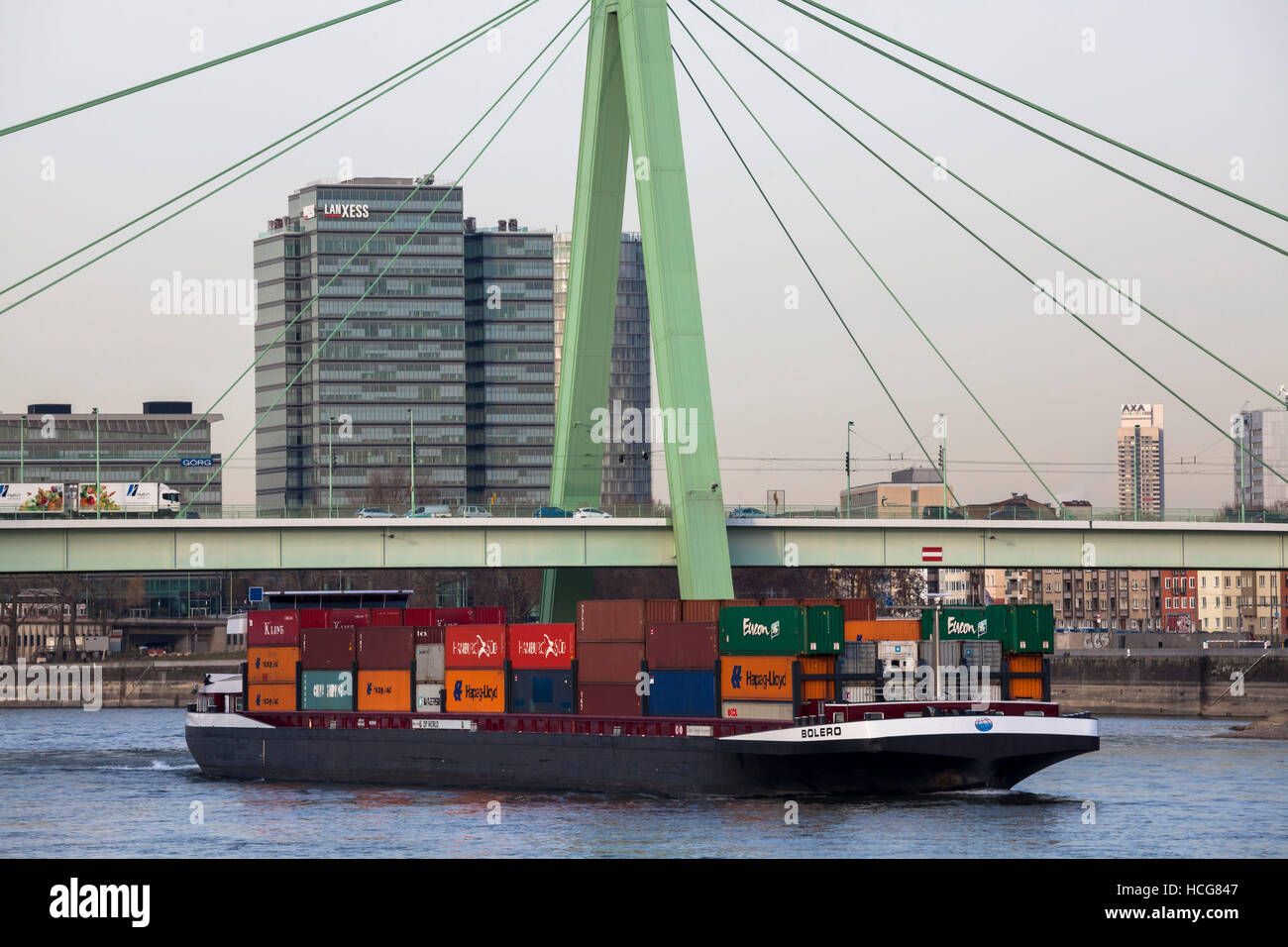 Deutschland, Köln, Container-Schiff vor der Severins-Brücke und Lanxess Tower. Stockfoto