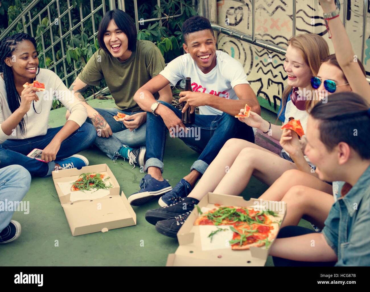 Menschen Freundschaft miteinander essen Pizza-Jugend-Kultur-Konzept Stockfoto