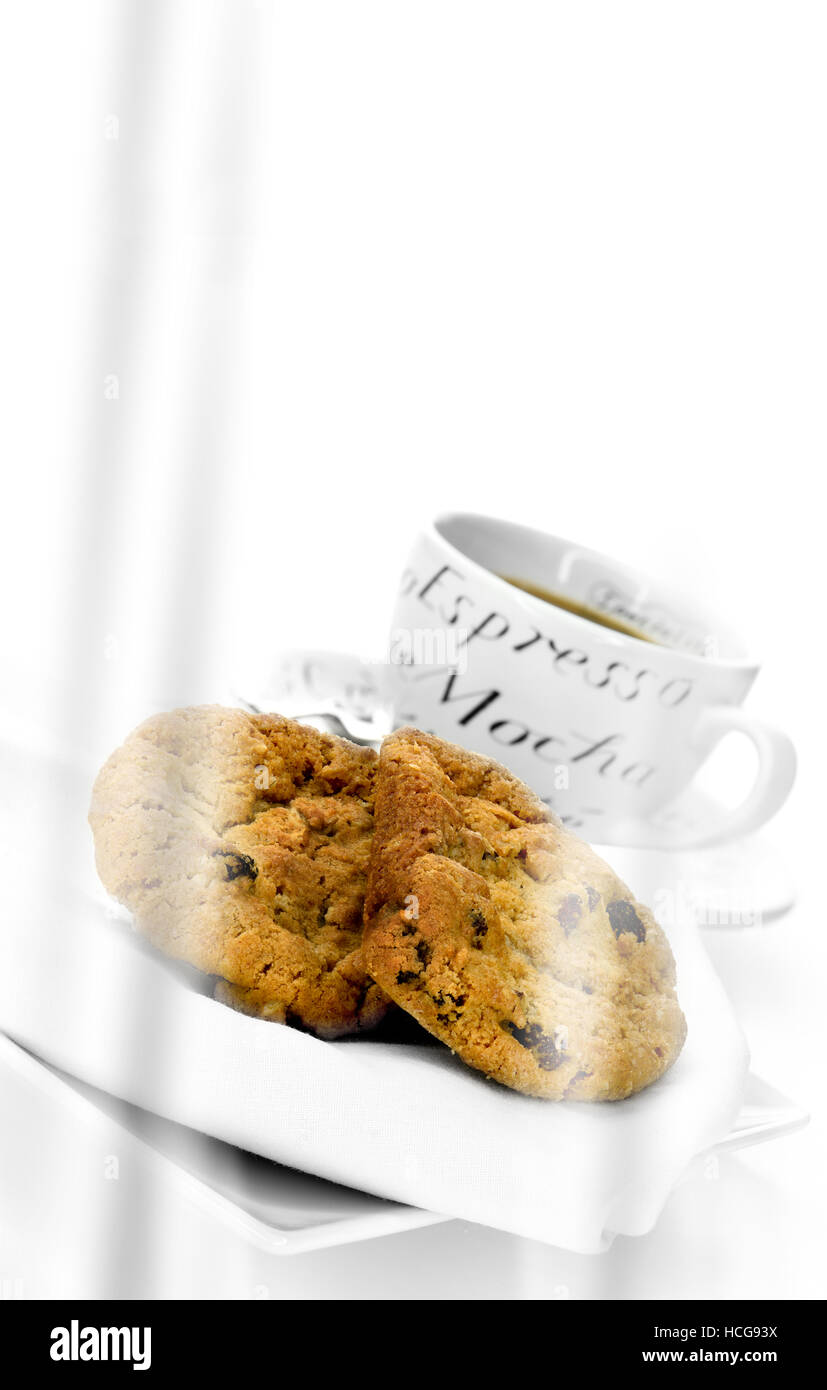 Hafer und Rosinen Cookies und Kaffee vor einem weißen hellen Hintergrund. Konzept-Bild für Muttertag und Valentinstag Stockfoto