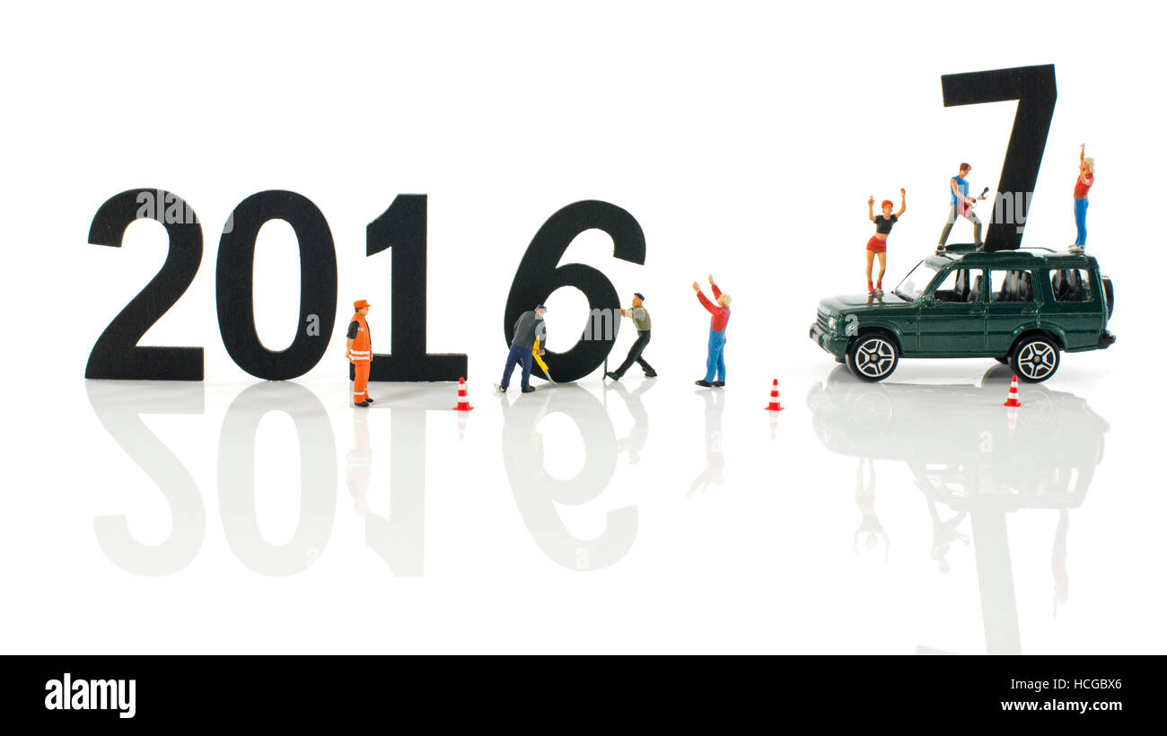 Miniatur-Puppen Mann Arbeiten beschäftigen sich mit dem Änderungsformular 2016, 2017 Stockfoto