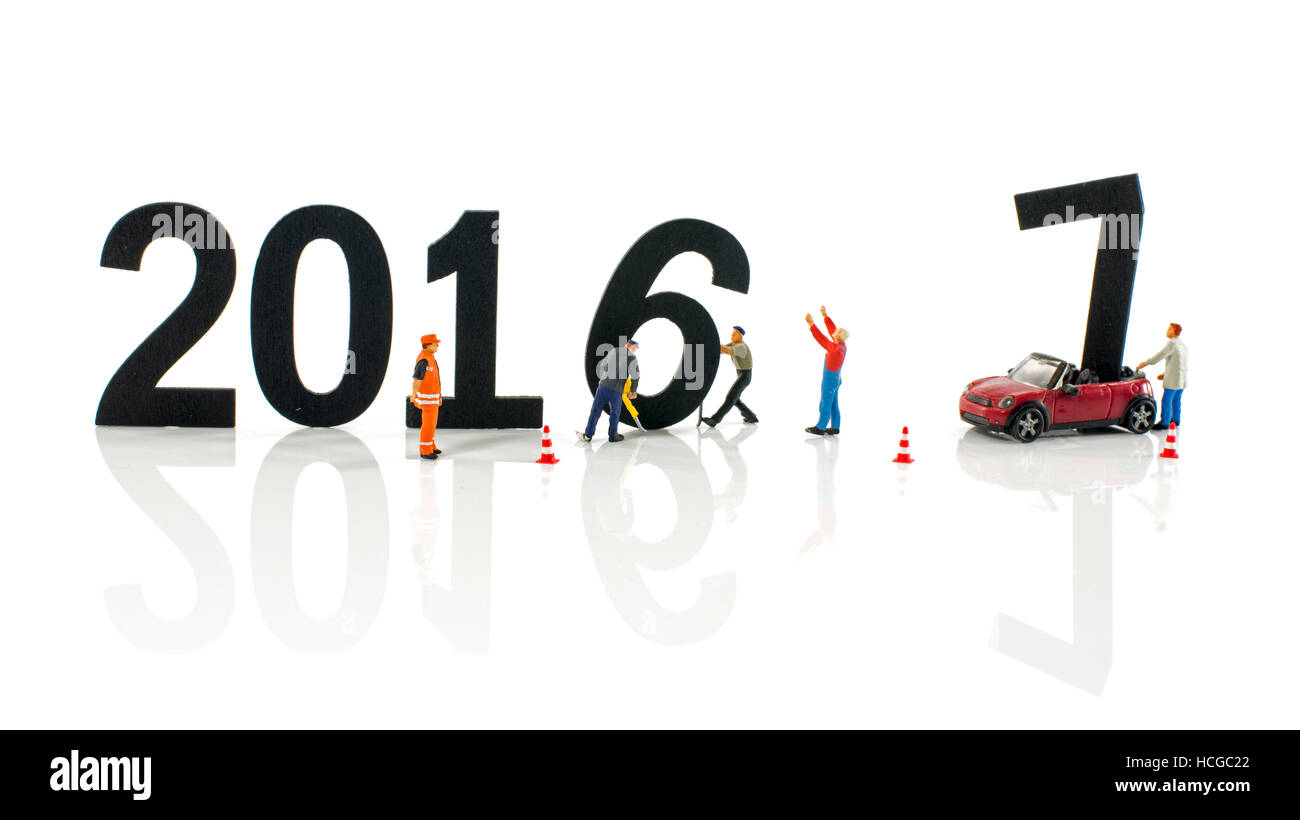 Miniatur-Puppen Mann Arbeiten beschäftigen sich mit dem Änderungsformular 2016, 2017 Stockfoto