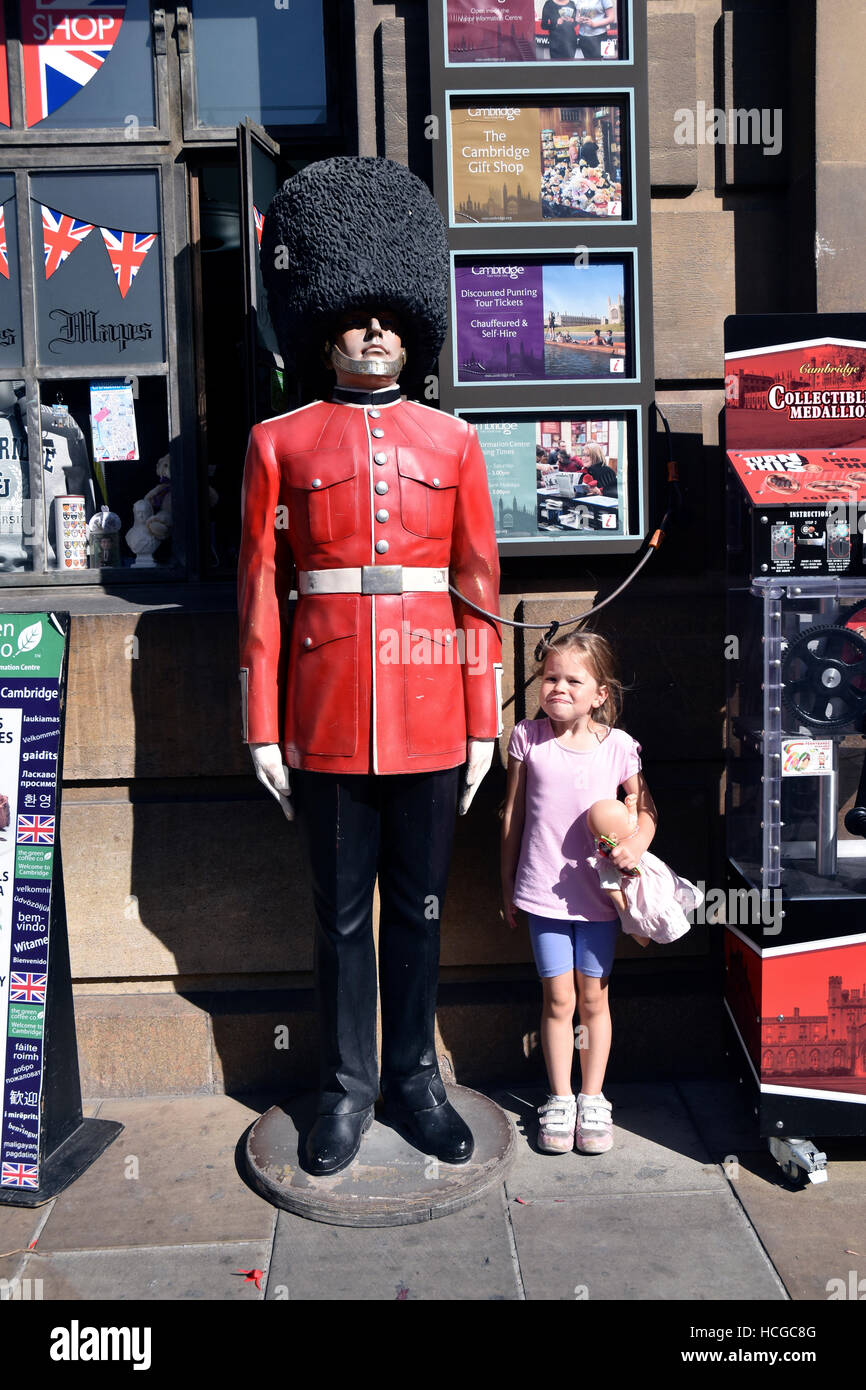Kind stehend nahe bei einer Statue des britischen Soldaten Stockfoto