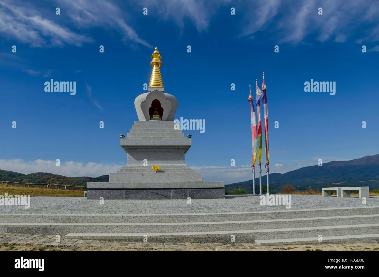 Ansicht des buddhistischen Stupa Sofia in Retreat Center Plana - Diamantweg Buddhismus Bulgarien in der Nähe von Vitosha, Rila, Pirin, Balkan Stockfoto