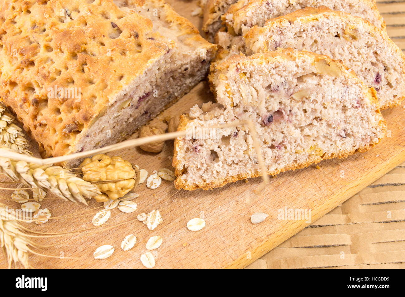 Vollkornbrot mit Walnüssen und Himbeeren Stockfoto