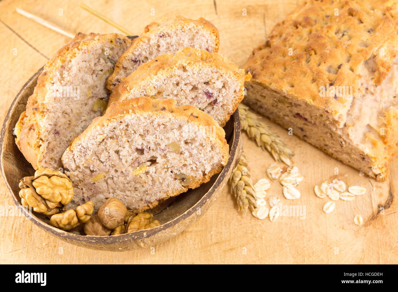 Vollkornbrot mit Walnüssen und Himbeeren Stockfoto
