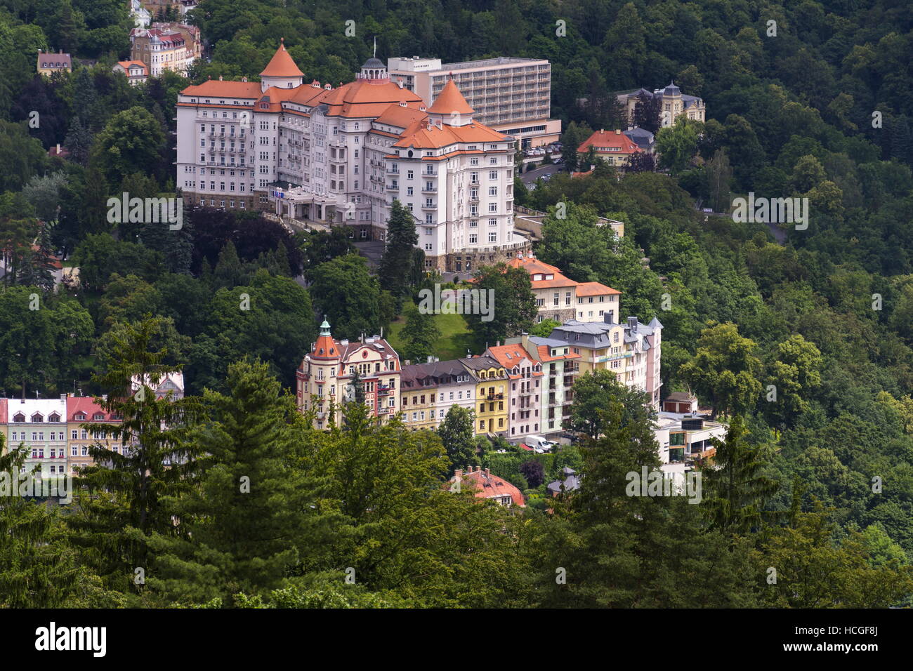 Luftaufnahme der Kurstadt Karlovy Vary in der Tschechischen Republik Stockfoto