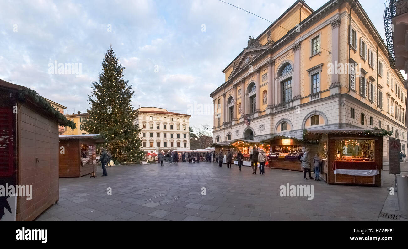 Lugano, Schweiz - 18. Dezember 2016: Weihnachtsmarkt mit Hütten beleuchtet und dekoriert mit den Farben in der Nacht. Stockfoto