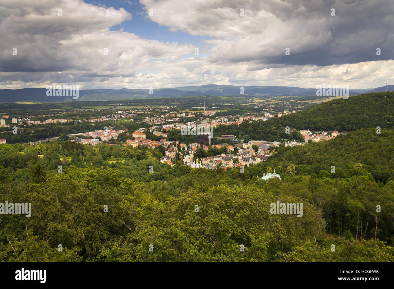 Luftaufnahme der Kurstadt Karlovy Vary in der Tschechischen Republik Stockfoto