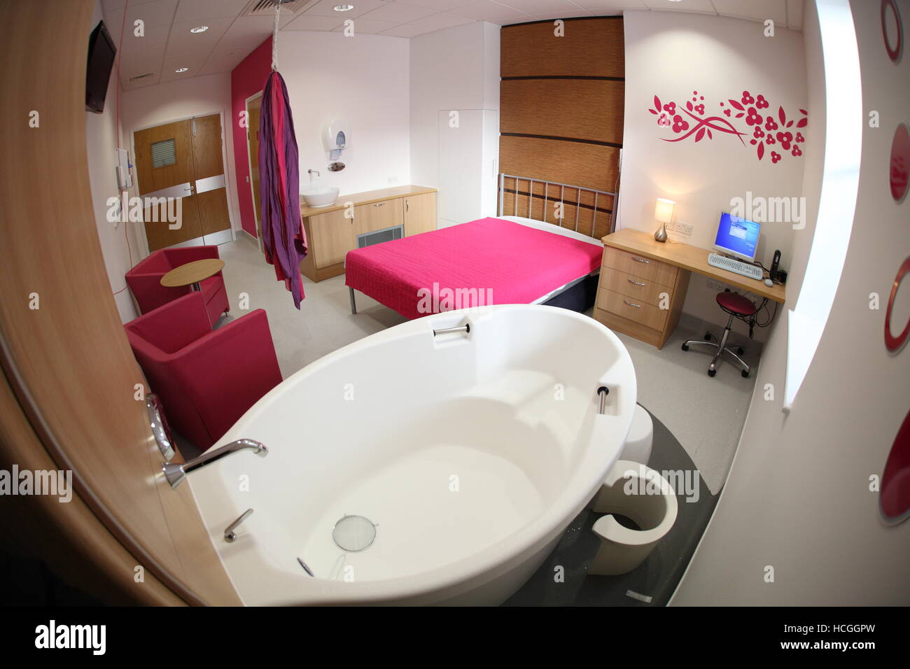 Geburt-Pool in ein neu fertigen individuelle Zimmer in der Mutterschaft-Einheit am Newham Universitätskrankenhaus, East London, UK. Stockfoto