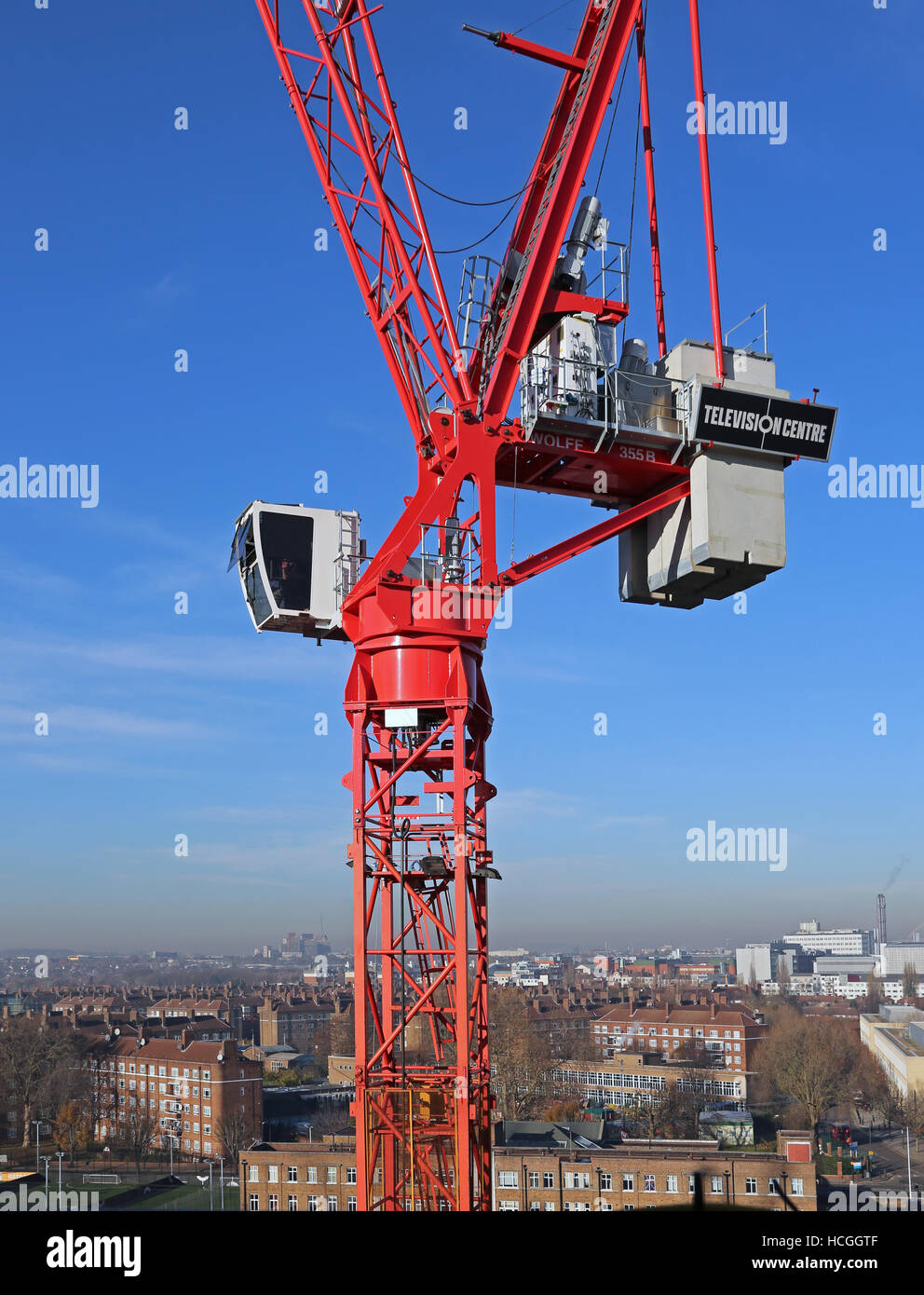 Roter Turmdrehkran in Betrieb auf die Sanierung des Standortes BBC Television Centre in Westlondon. Kran-Schild zeigt das Logo. Stockfoto