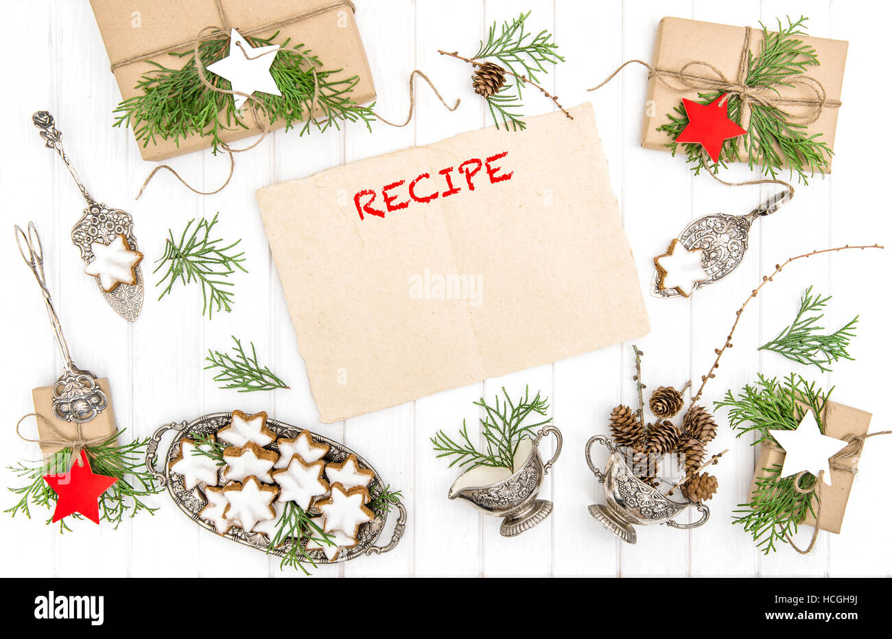 Weihnachtsplätzchen, Geschenke und Papierblatt für Rezept. Festliche Dekoration. Vintage Besteck. Flach zu legen Stockfoto