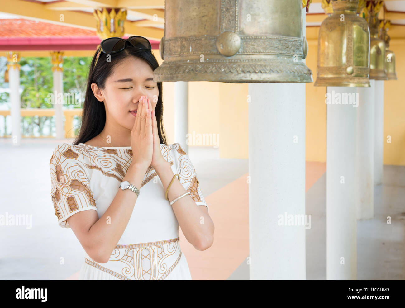 Buddhistische Mädchen beten im Inneren des Tempels Stockfoto