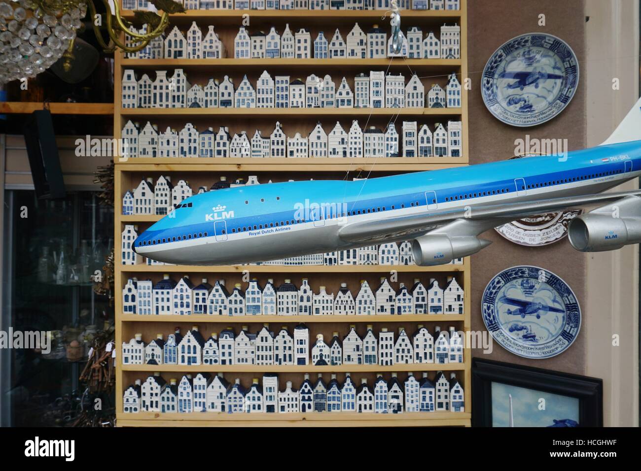 Befindet sich eine Shop Verkauf Sammler KLM Annehmlichkeiten Miniatur Delfter Porzellan und KLM Flugzeug Modelle in Amsterdam, Niederlande Stockfoto