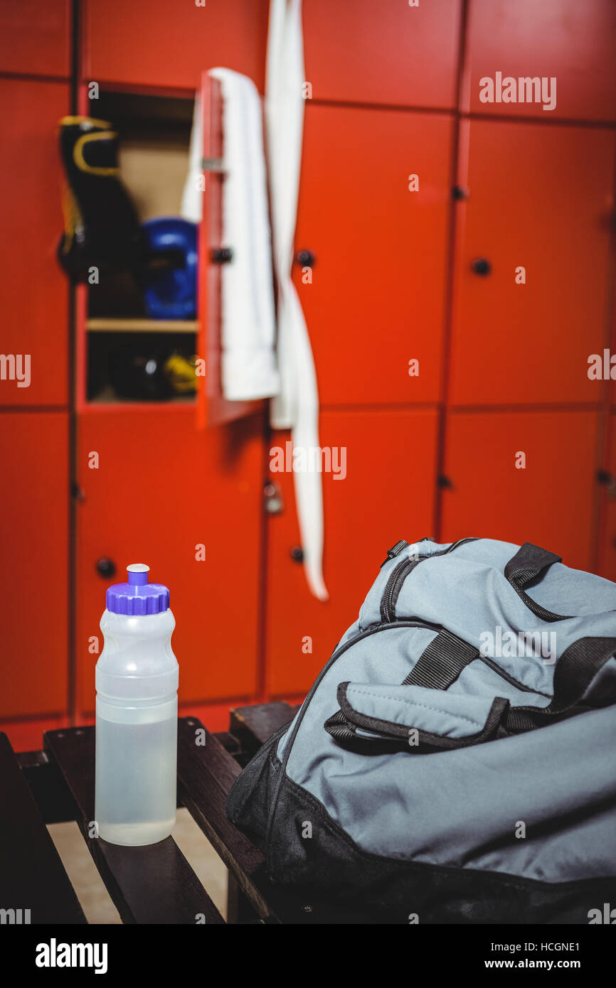 Wasserflasche und Tasche in Umkleidekabine Stockfoto