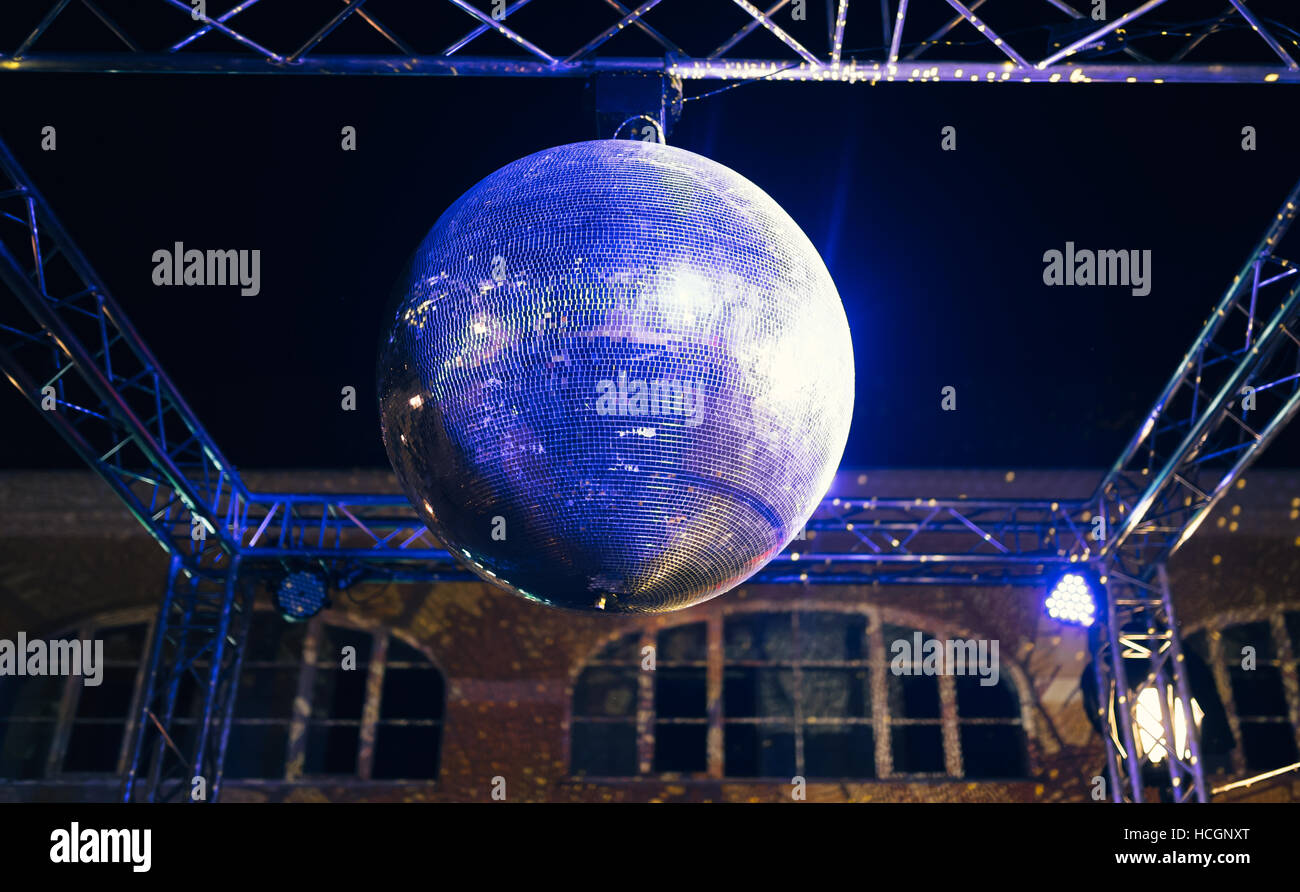 Blau beleuchtete Discokugel-Party-Konzept Stockfoto