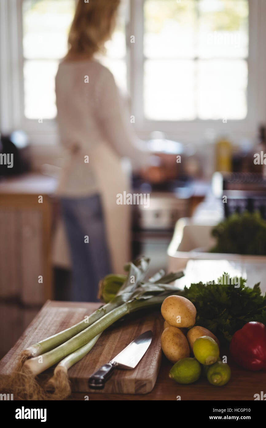 Frisches Gemüse auf Küchenarbeitsplatte Stockfoto