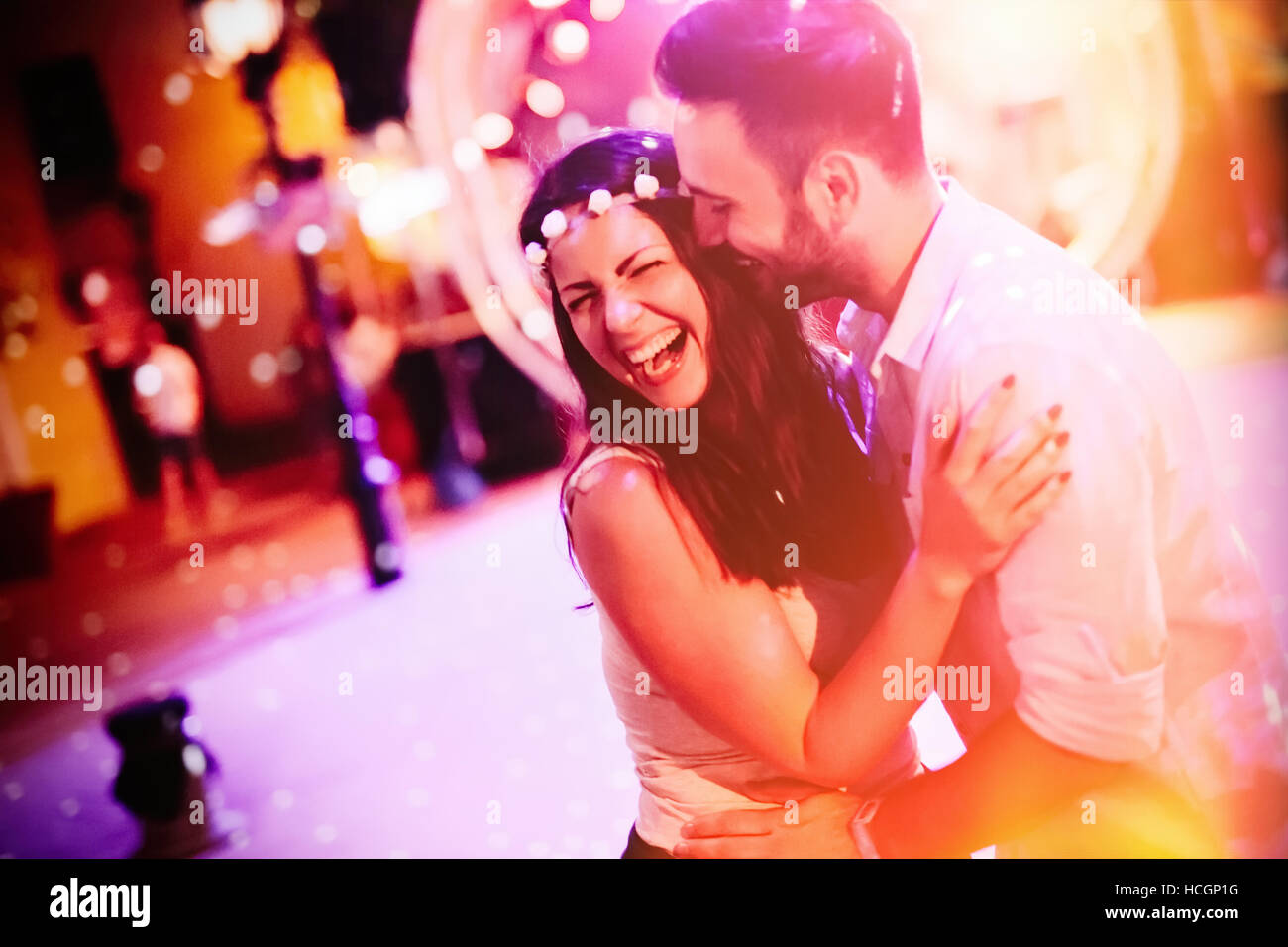 Glückliches Paar in Liebe umarmt und lächelnd auf festival Stockfoto