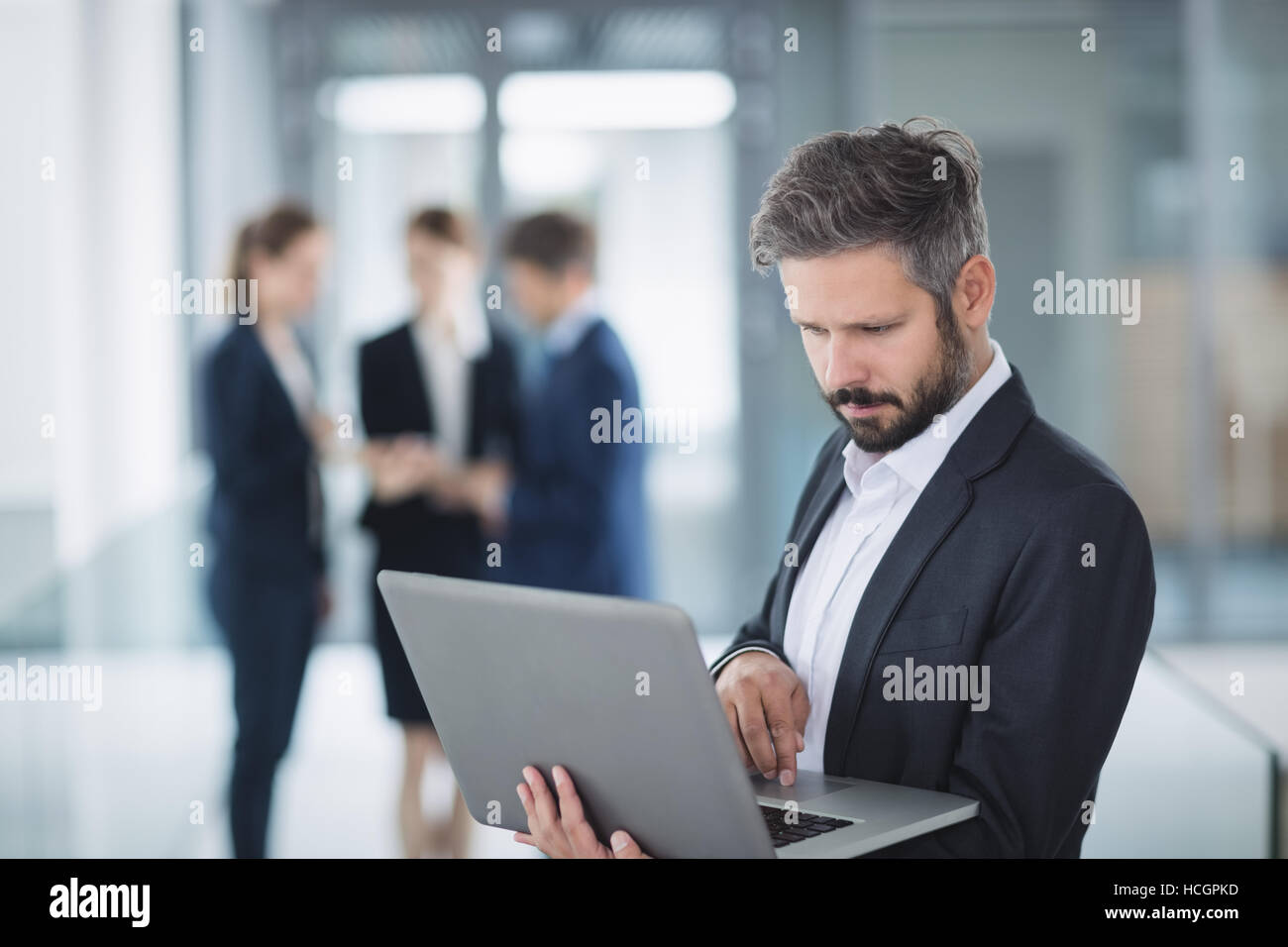 Geschäftsmann mit laptop Stockfoto