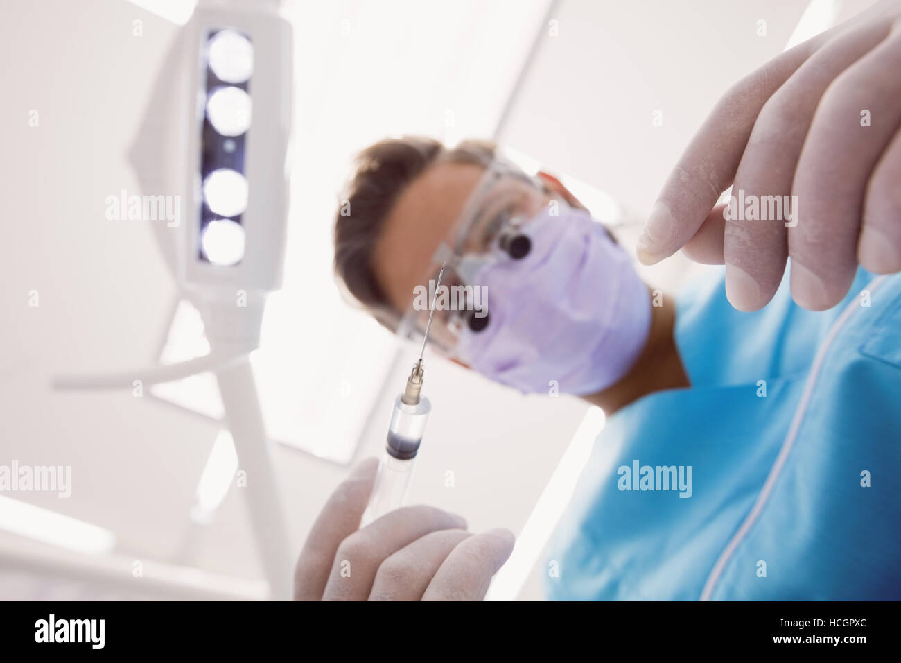 Zahnarzt Holding Dentalwerkzeuge Stockfoto
