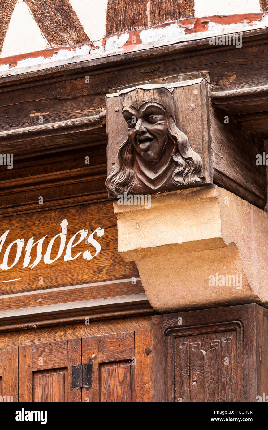 Eine geschnitzte Holzkopf auf eine alte halbe Fachwerkhaus im alten Dijon. Stockfoto