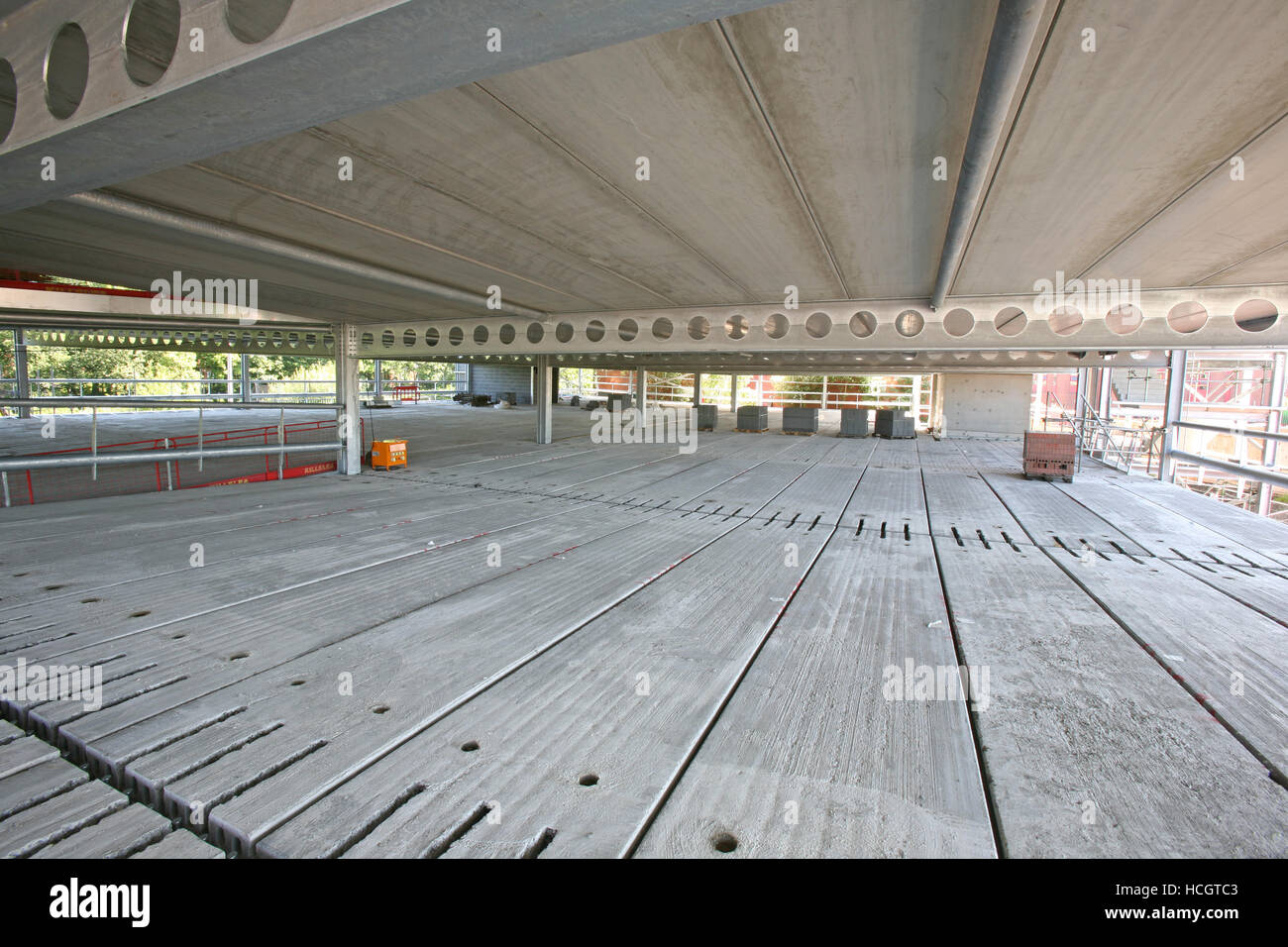 Baustelle, PCC precast Plank, Deck, strukturellen Stahlrahmen & gerippte Balken auf mutistory Parkplatz Entwicklung in Bolton, England, Großbritannien Stockfoto