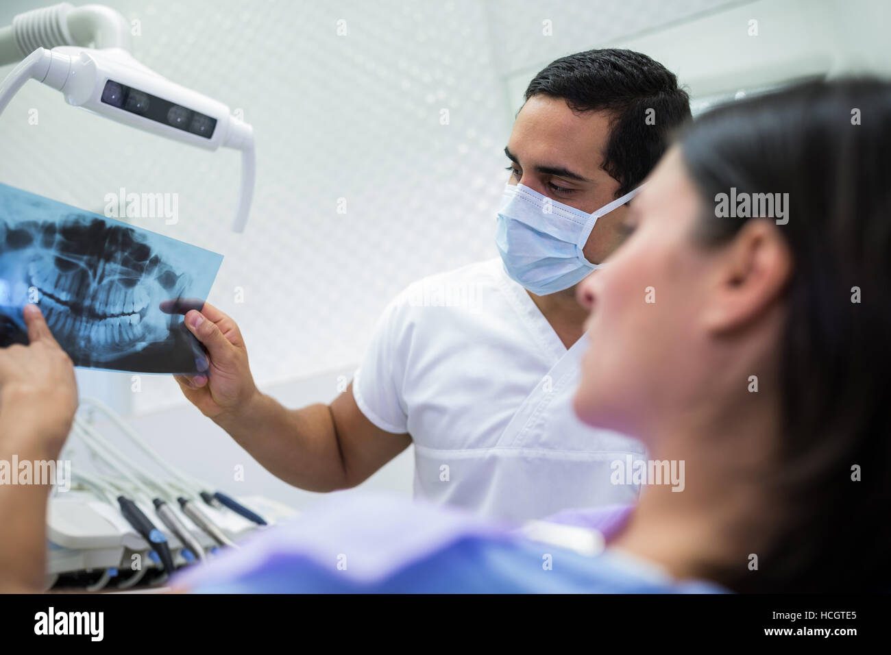 Junge männliche Zahnarzt Röntgen mit der Patientin zu prüfen Stockfotografie Alamy