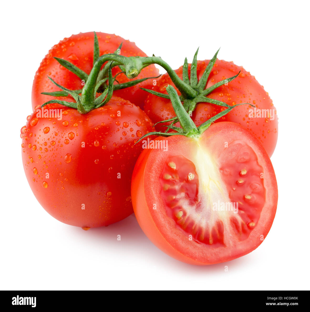Tomaten mit Wassertropfen auf dem weißen Hintergrund isoliert. Stockfoto