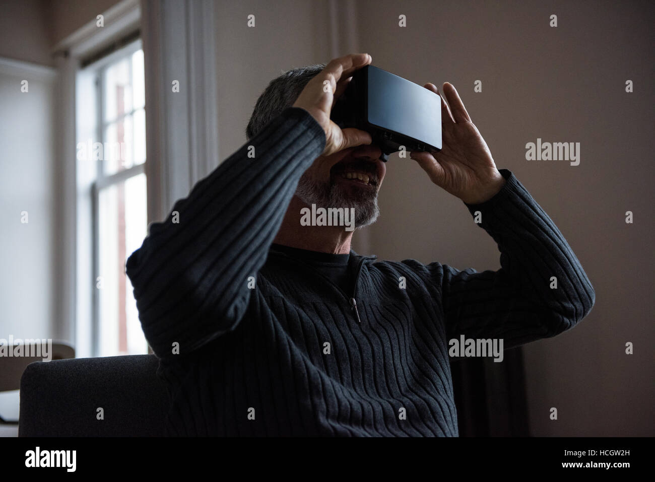 Mann mit virtual-Reality-Kopfhörer Stockfoto