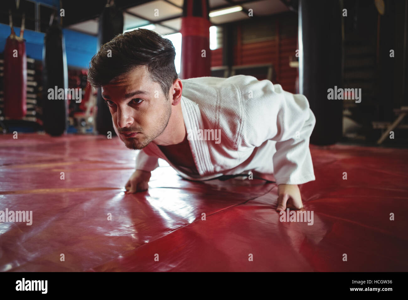 Karate-Spieler tun Push-up Stockfoto