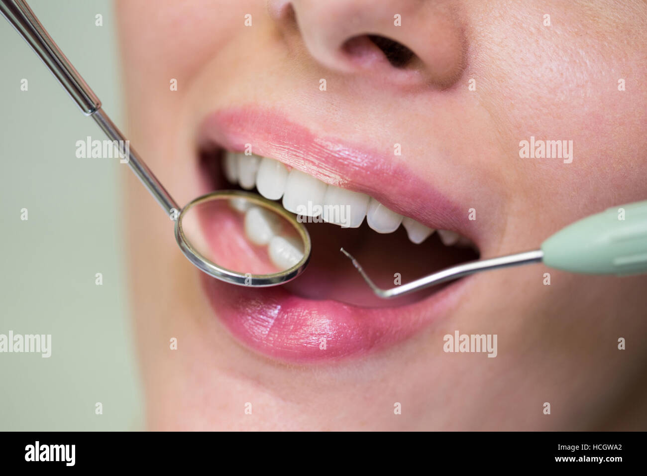 Zahnarzt untersucht eine Patientin mit Werkzeugen Stockfoto