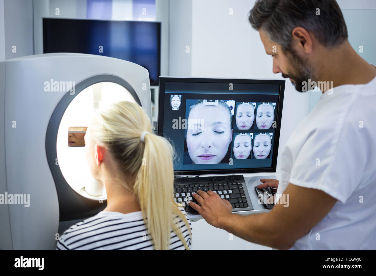 Frau empfangende ästhetische Laser-scan Stockfoto