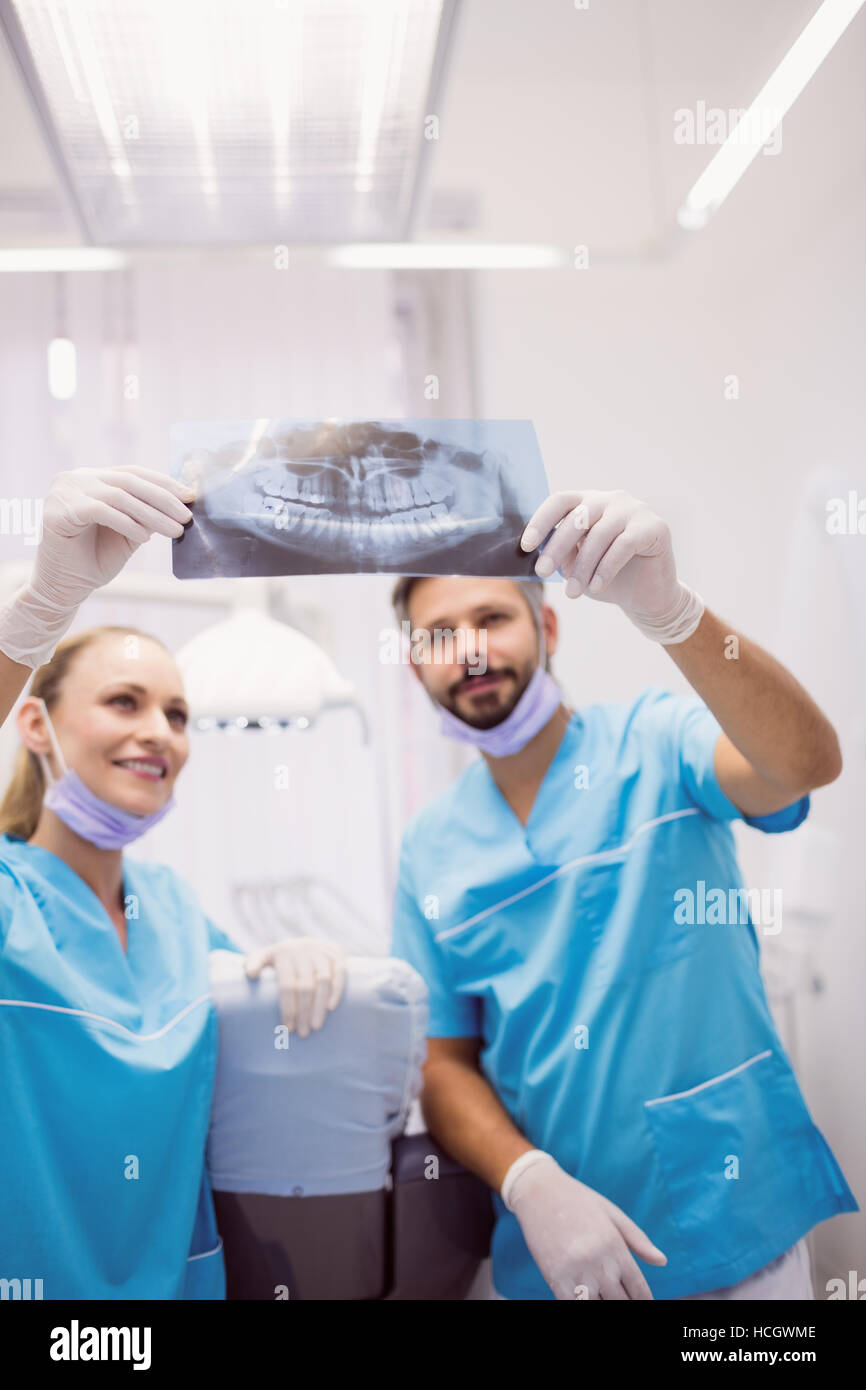 Zahnärzte, die Diskussion über eine Röntgenaufnahme Stockfoto