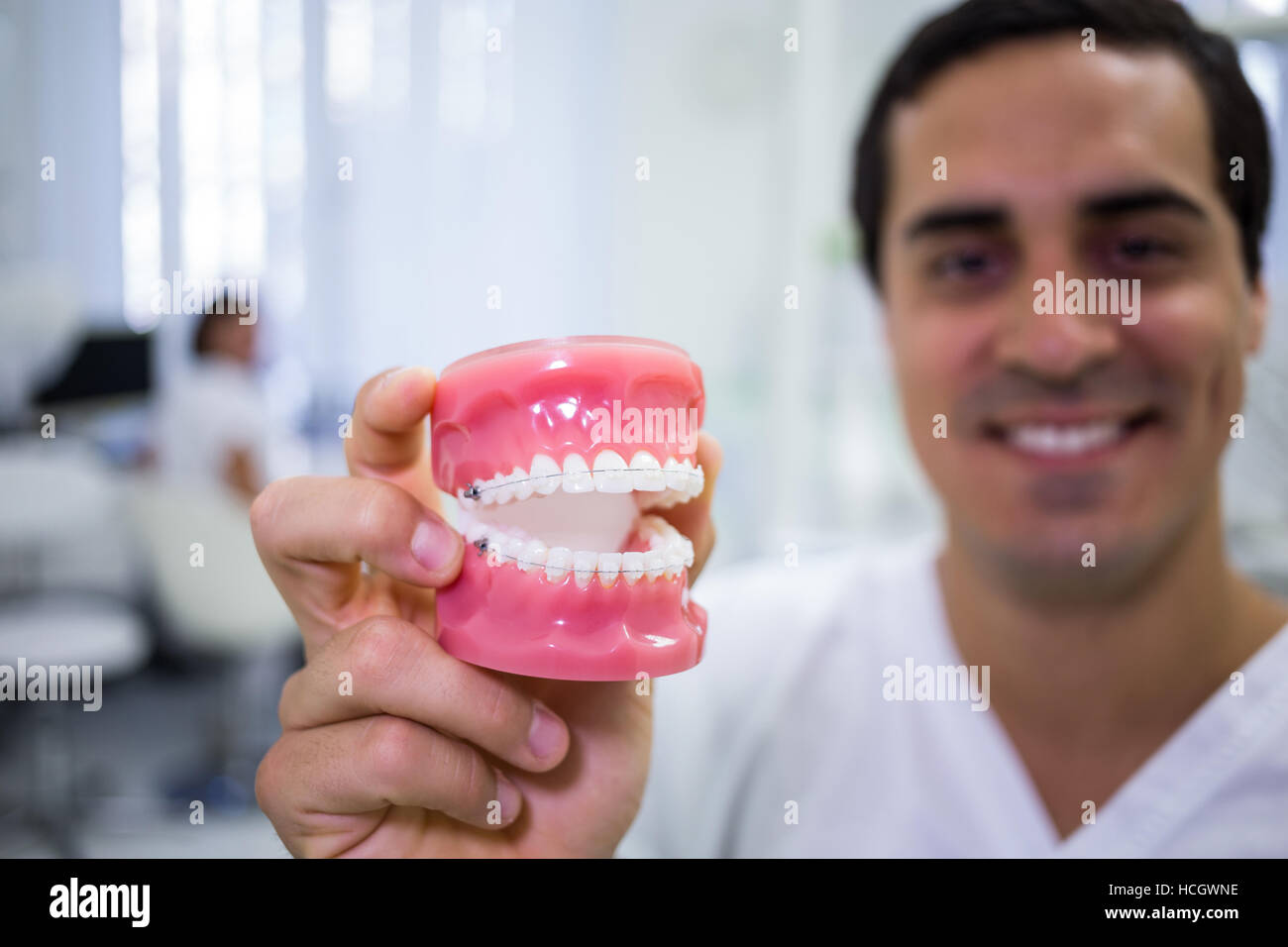 Porträt von Zahnarzt hält eine Reihe von Zahnersatz Stockfoto