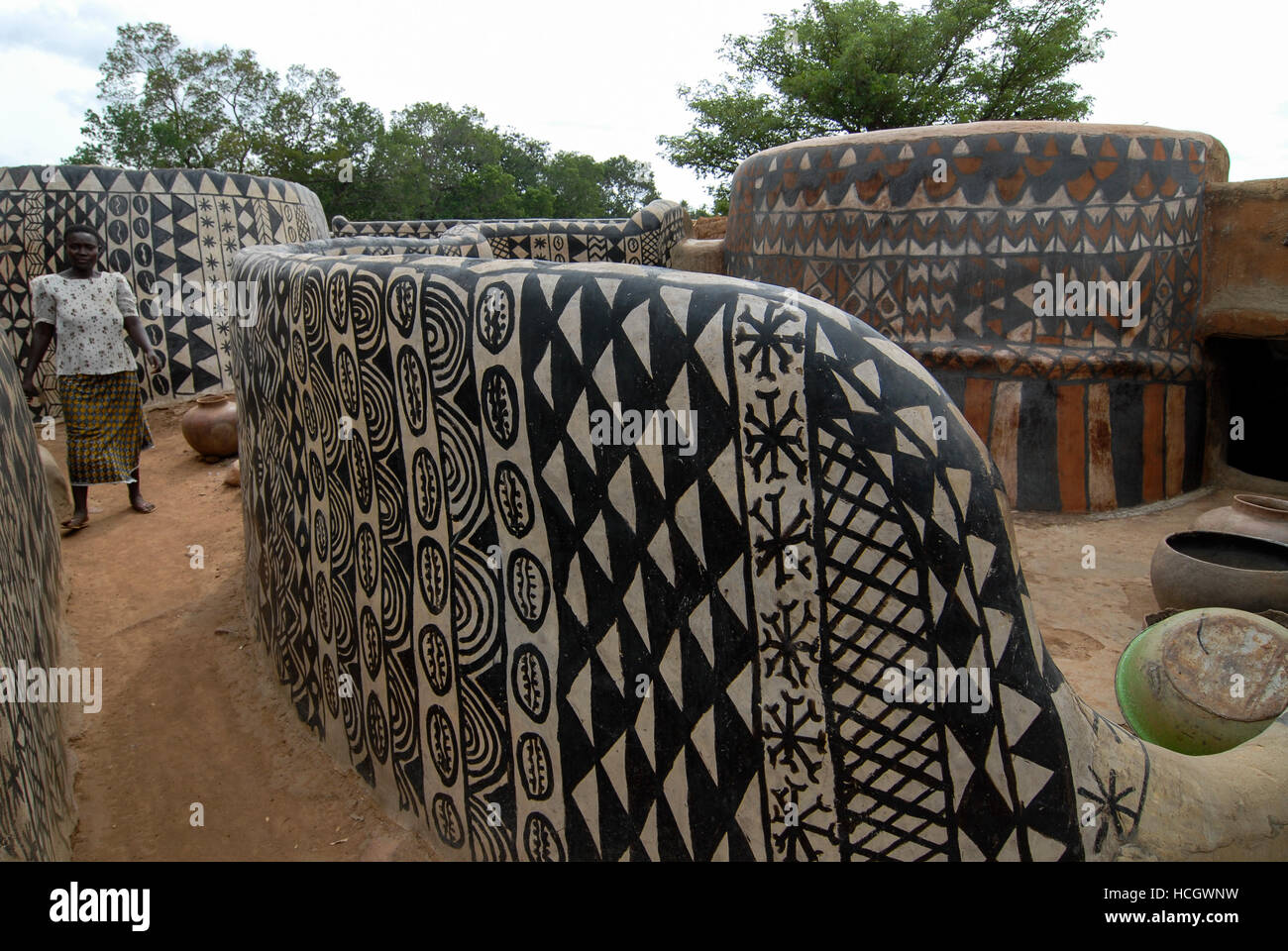 BURKINA FASO, Po, Dorf Tiebele Kassena Stamm Ton Hütten mit geometrischen Mustern der gemalten schwarzen & weiß / Dorf Tiebele der Kassena Ethie, Bemalte Lehmhaeuser Mit Geometrischen Mustern in Schwarz Und Weiss, die Wandbemalungen Werden von Den Kassena-Frauen Gemacht. Sie Benutzen Dazu Schwarze Farbe, sterben aus Graphitpulver Und Wasser Gemischt Wird, Sowie Weisse Farbe, Die Mit Hilfe von Specksteinen tafelsitten Wird. Sterben Sie Farbe Wird Auf Einen Roten Untergrund aus Lehm, Wasser Und Néré-Schoten Aufgetragen. Als Motiv bekanntestes Muster Und Symbole, sterben Entweder Dem Alltagsleben Oder der Religioesen Symbo Stockfoto