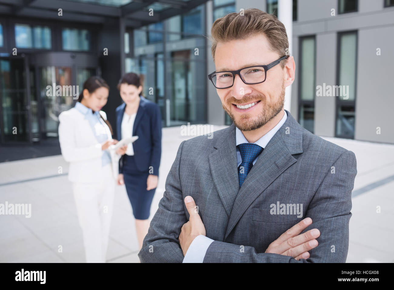 Zuversichtlich Geschäftsmann lächelnd Stockfoto