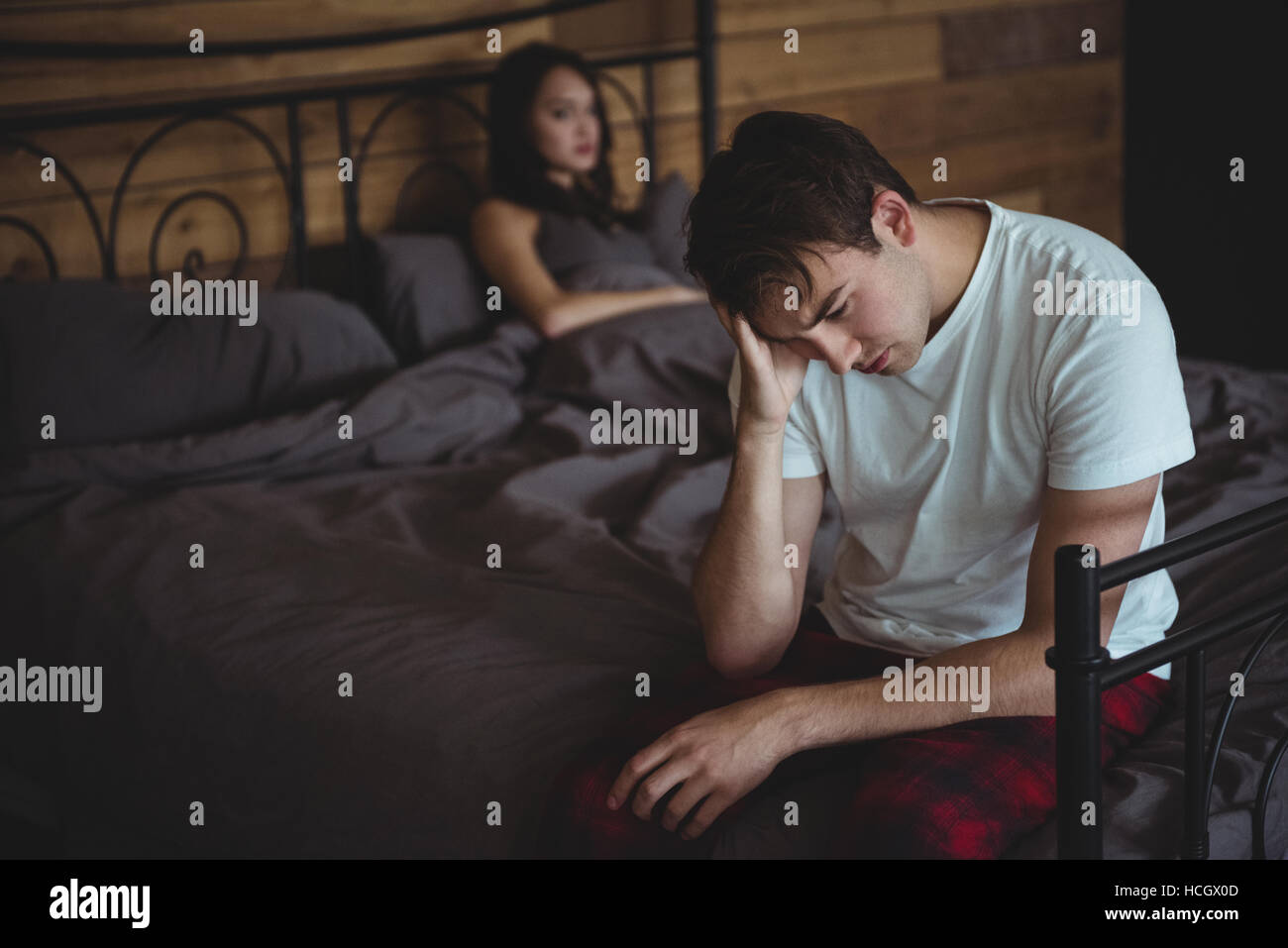 Paar gegenseitig ignorieren nach Kampf auf dem Bett umgekippt Stockfoto
