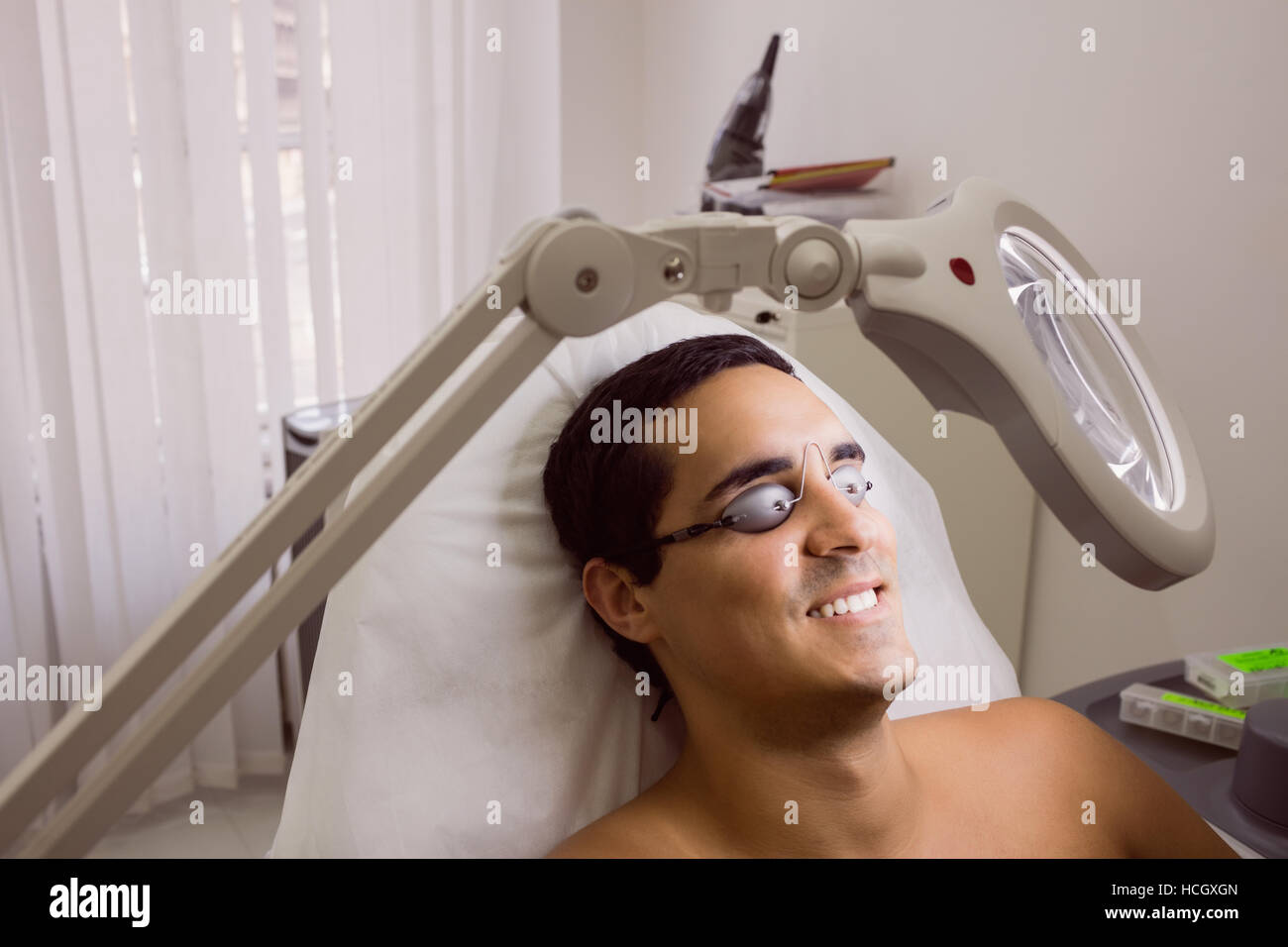 Patienten tragen Laser-Schutzbrille Stockfoto