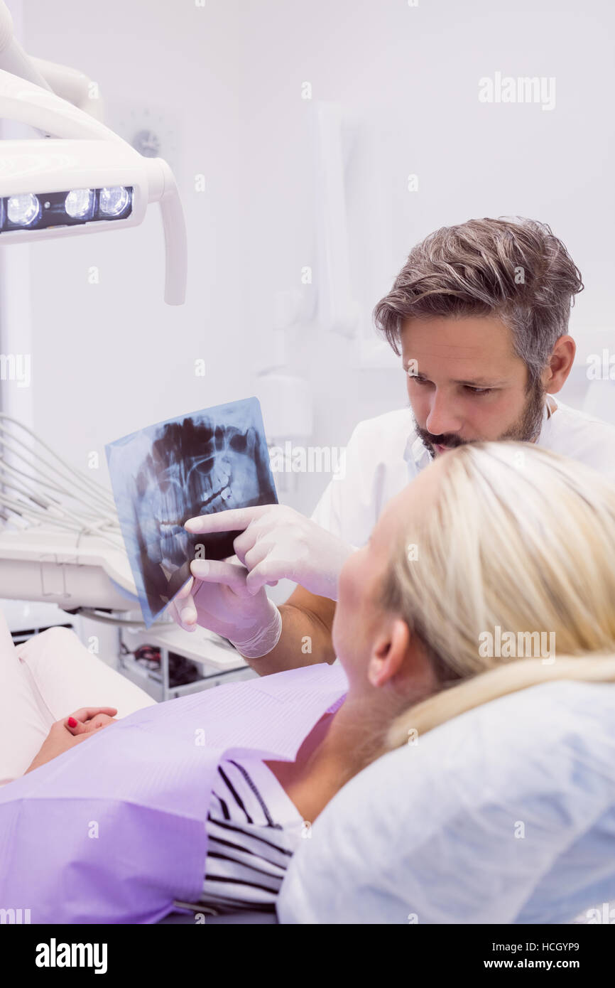 Zahnarzt mit x-ray für den Patienten Stockfoto