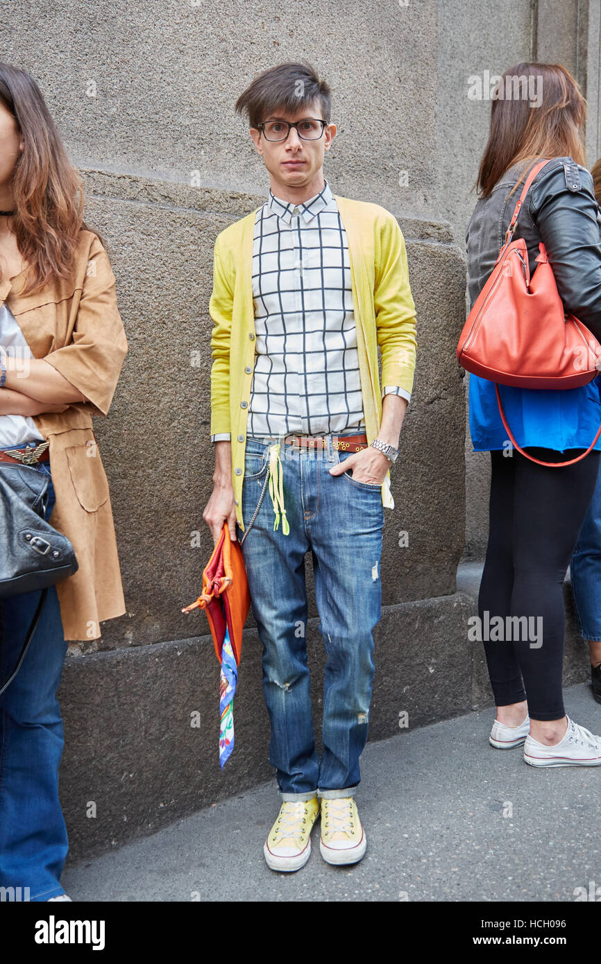 Mann mit gelber Weste und blaue Jeans vor Max Mara Fashion Show in Mailand Fashion Week Streetstyle am 22. September 2016. Stockfoto