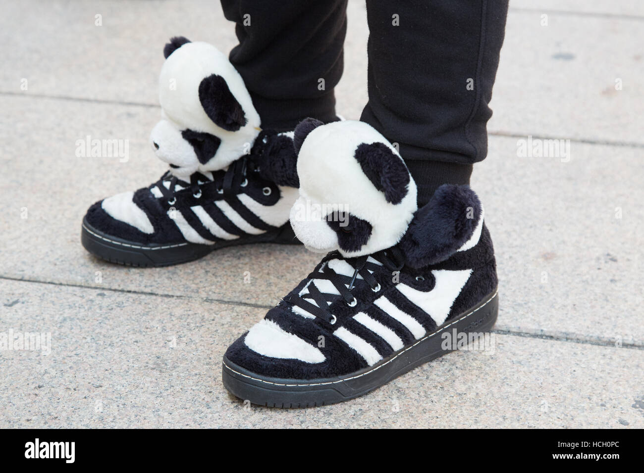 Mann mit Panda-Bär Marionette Adidas Schuhe vor Cristiano Burani Fashion Show, Milan Fashion Week Streetstyle am 22. September. Stockfoto