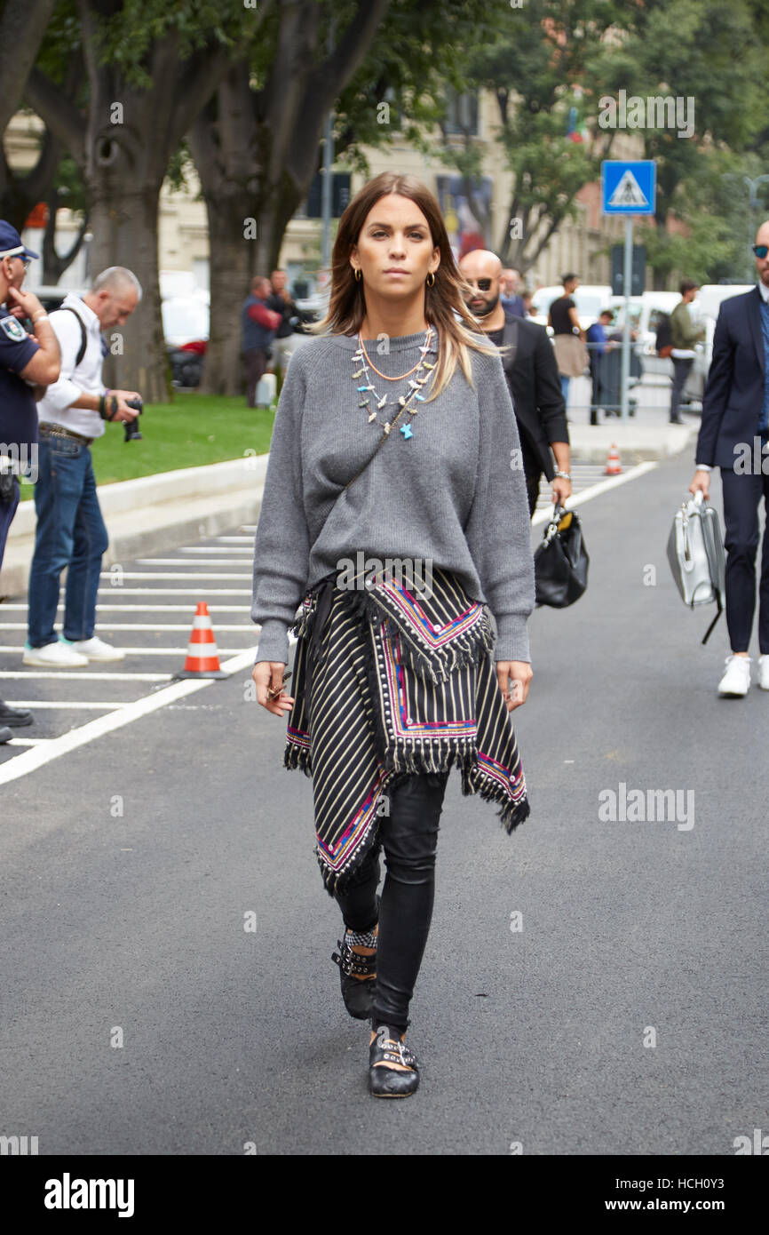Frau zu Fuß mit grauen Pullover vor Giorgio Armani-Modenschau, Milan Fashion Week Streetstyle am 23. September 2016. Stockfoto