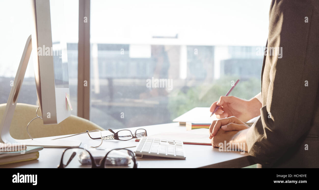 Führungskräfte arbeiten am Schreibtisch Stockfoto