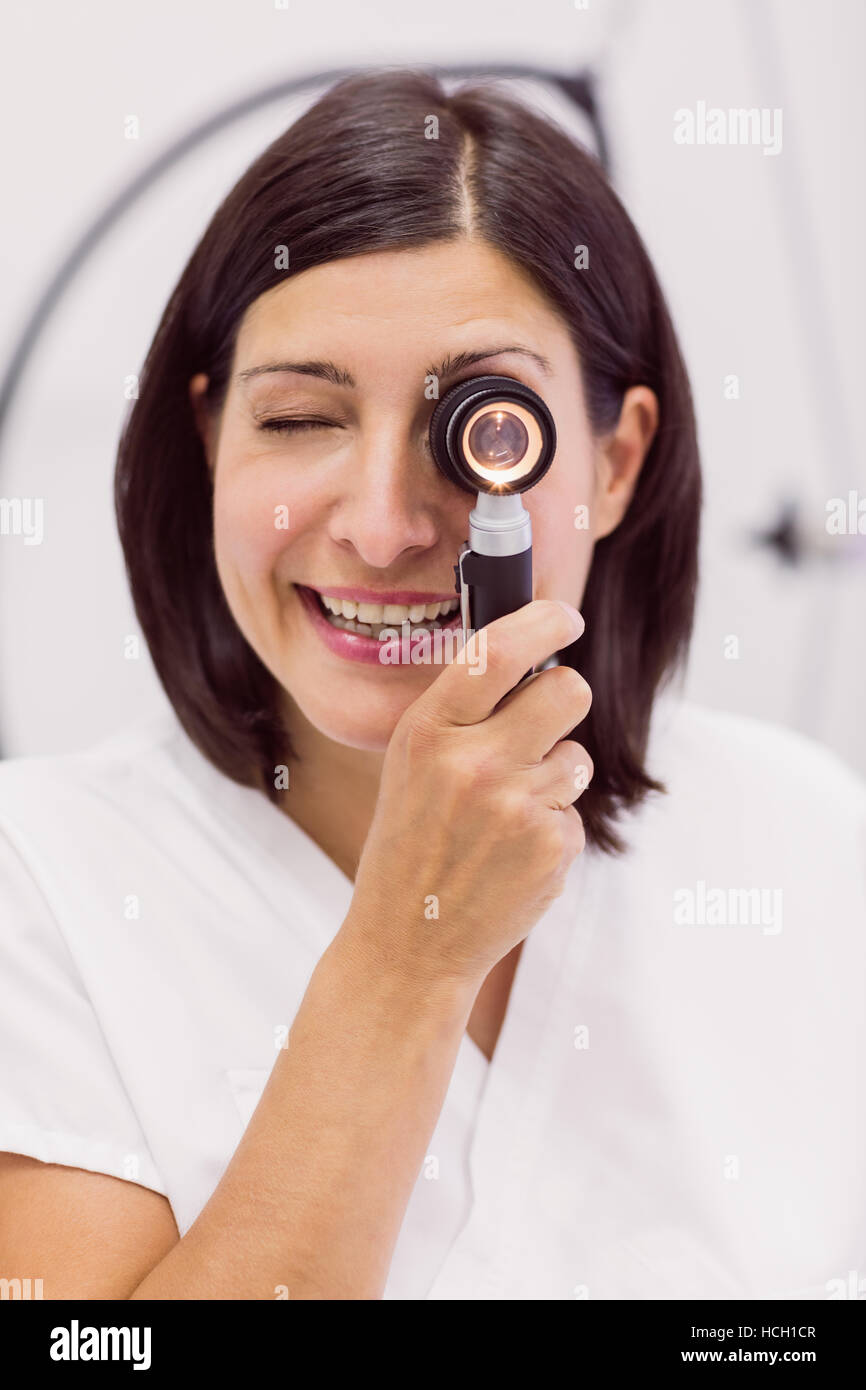 Hautarzt mit Dermatoskop Stockfoto