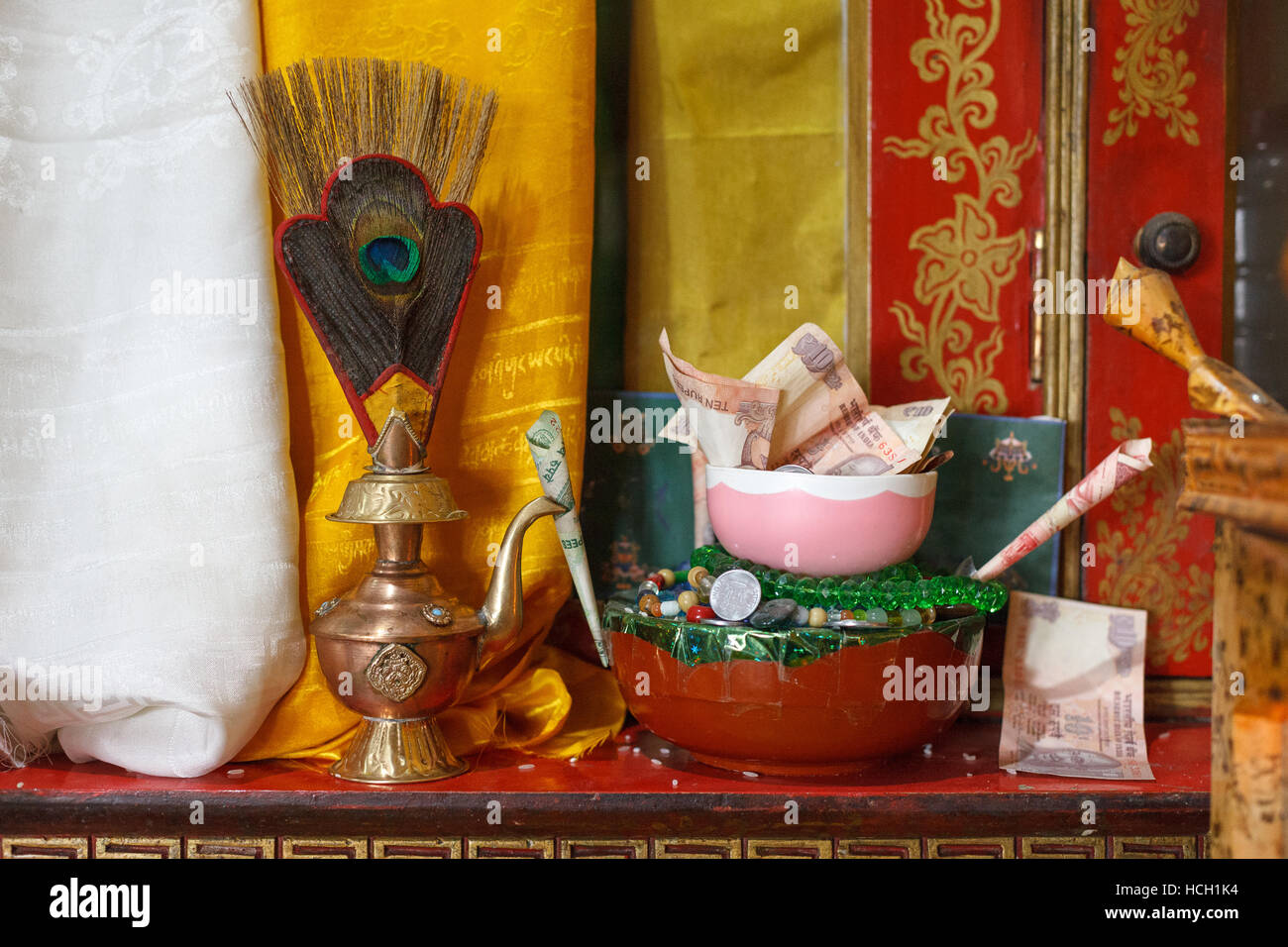 Altar-Angebote im tibetischen Buddhismus Tempel, Indien Stockfoto