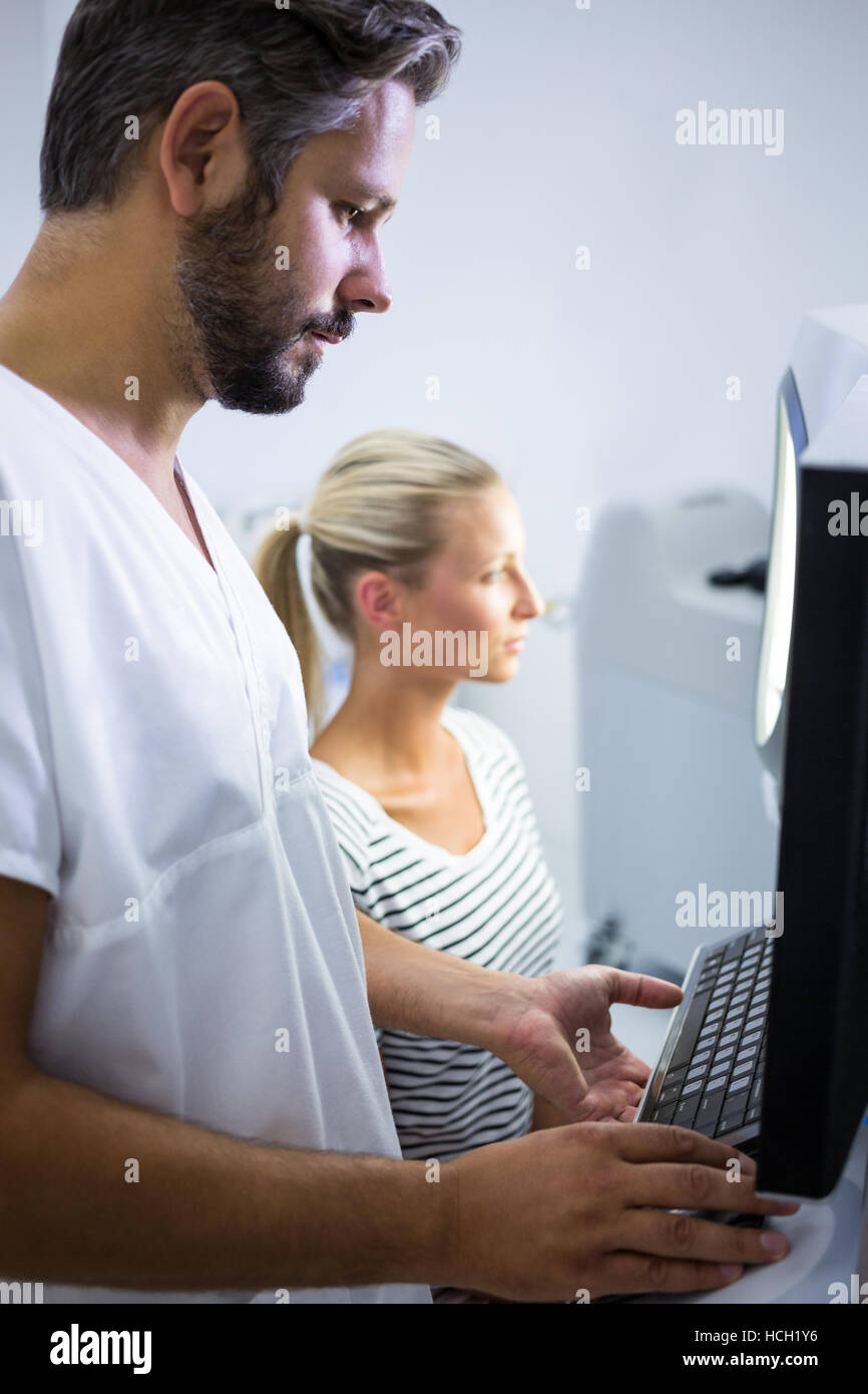 Frau empfangende ästhetische Laser-scan Stockfoto