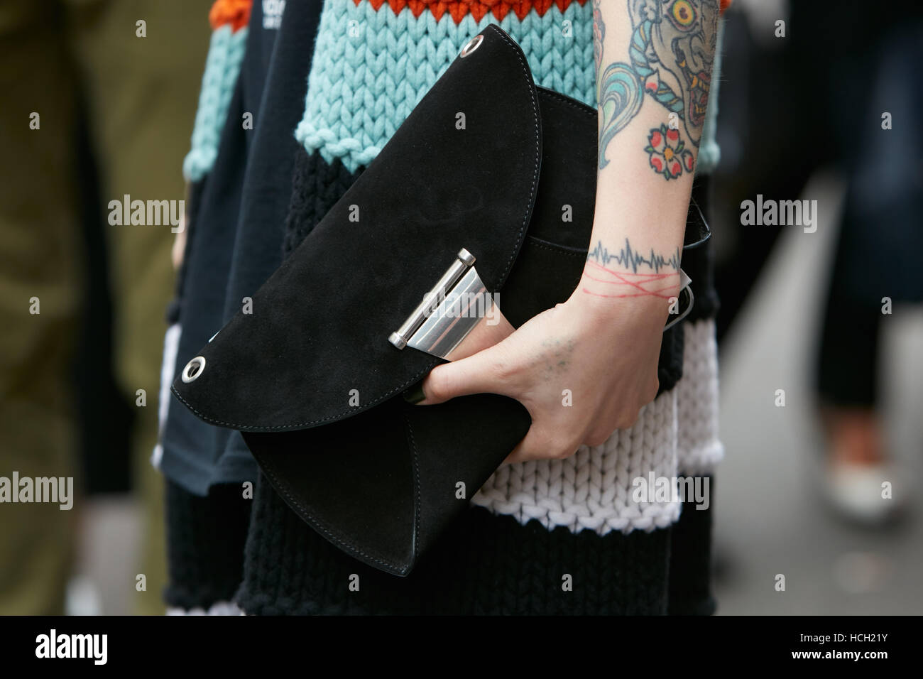 Frau mit schwarze Tasche und Arm mit Tätowierung vor Max Mara Fashion-Show, Milan Fashion Week Streetstyle am 22. September 2016. Stockfoto