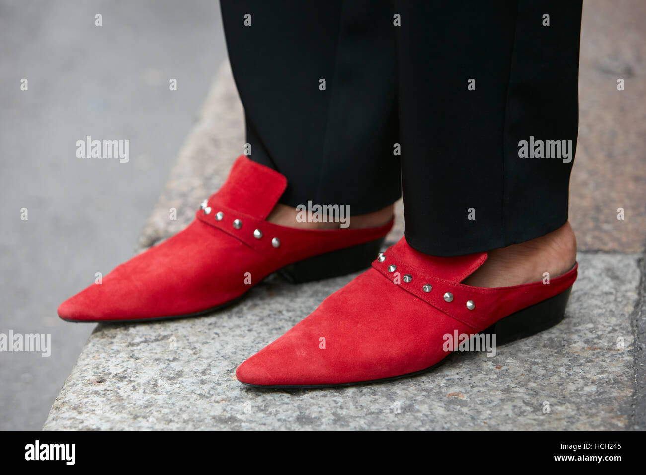Frau mit roter Spitze Schuhe vor Max Mara Fashion Show, Milan Fashion Week Streetstyle am 22. September 2016 in Mailand. Stockfoto