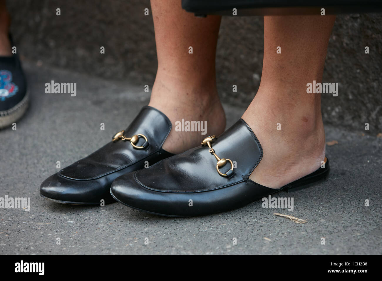 Mann mit schwarzem Leder Gucci Schuhe vor Max Mara Fashion Show, Milan Fashion Week Streetstyle am 22. September 2016 in Mailand. Stockfoto