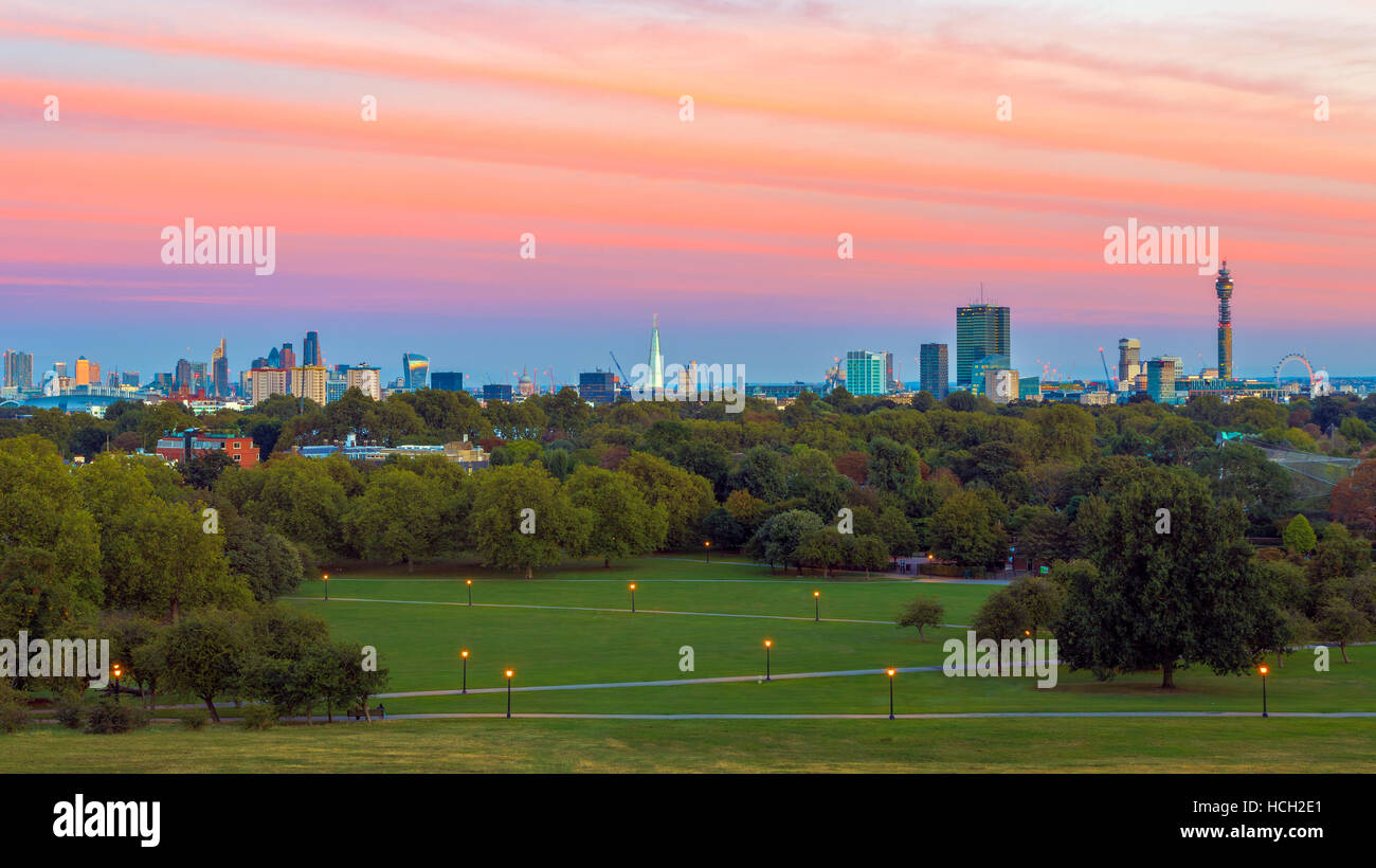Londoner Stadtbild von Primrose Hill bei Sonnenuntergang gesehen Stockfoto